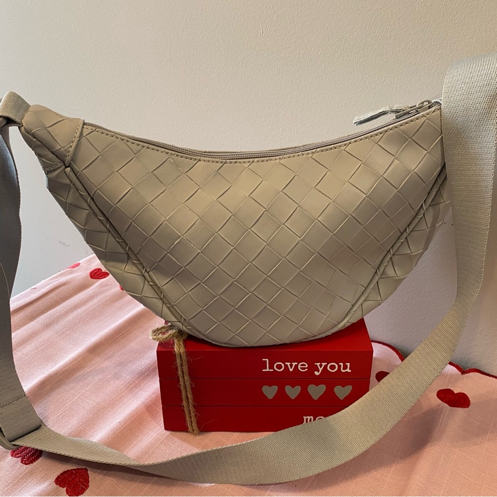 🛍️SALE…Elegant Woven Crossbody Bag in Cream